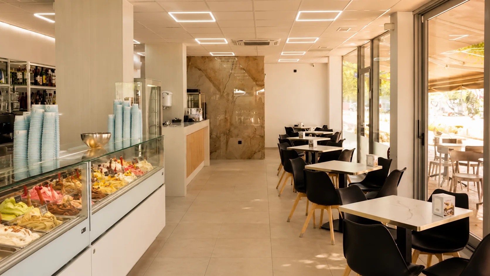 Interior de la heladería Eloy: vitrina de helados y mesas