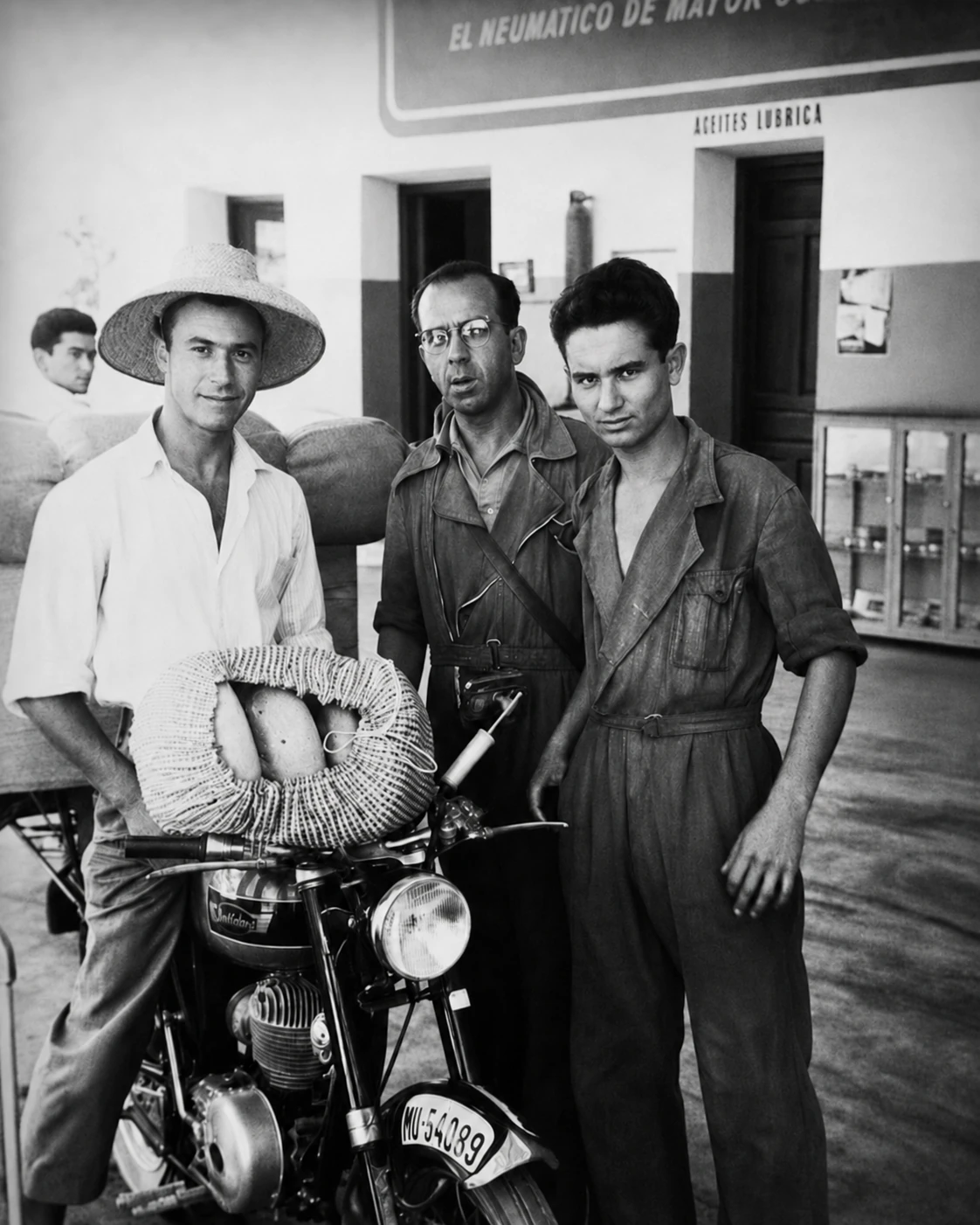 Eloy con su motocicleta y el pan preparado para repartir en 1958