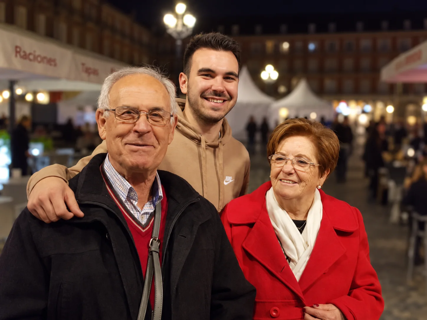 Pablo Ortiz junto a sus abuelos Eloy Ortiz Gambín e Isabel