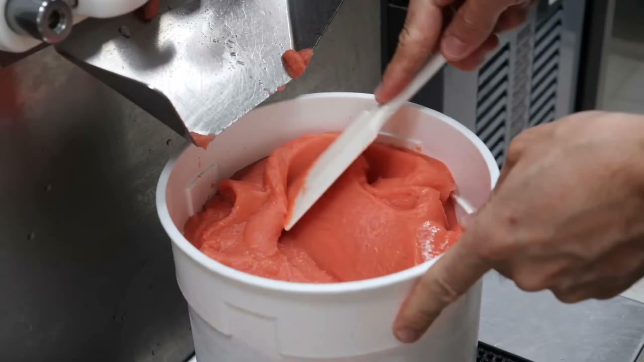 Elaboración artesana de un producto frío en el obrador Eloy