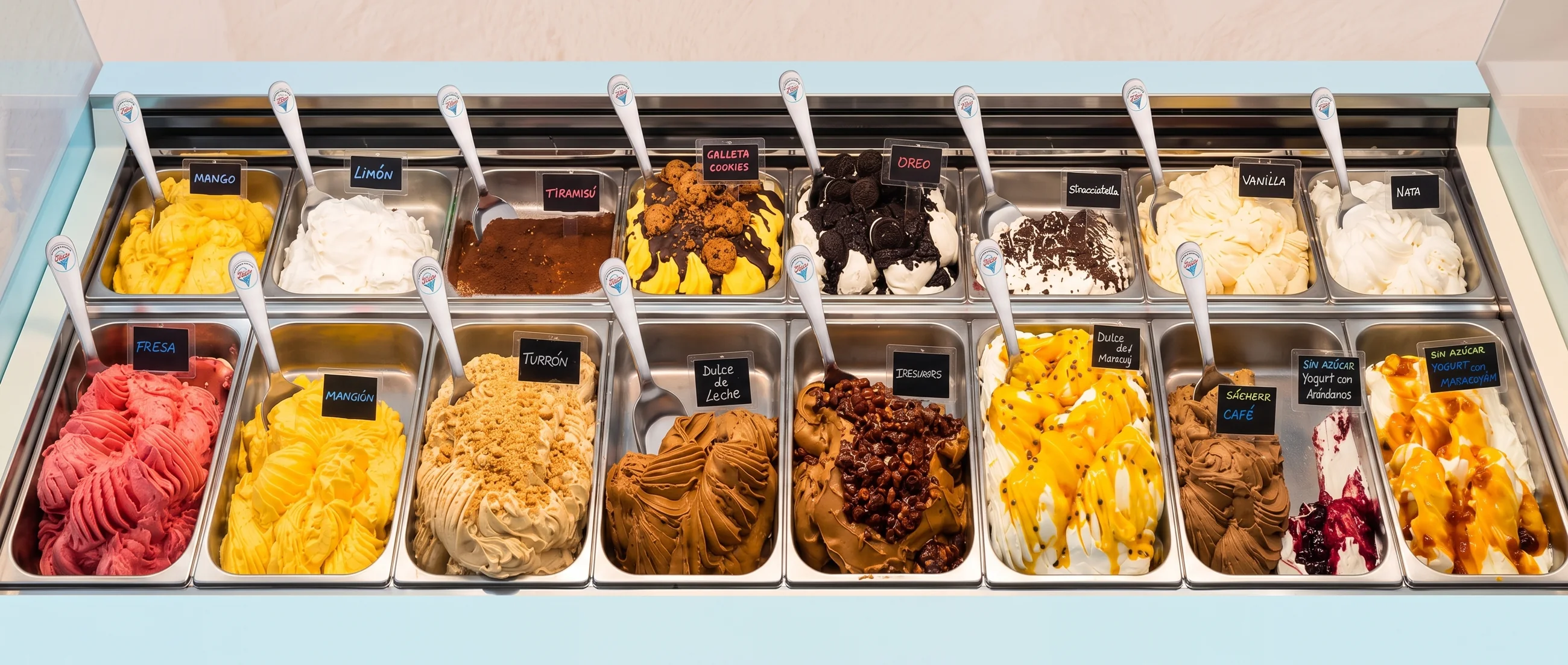 Vitrina de helados: mango, limón, tiramisú, Oreo, vainilla, nata, fresa, turrón, dulce de leche y café